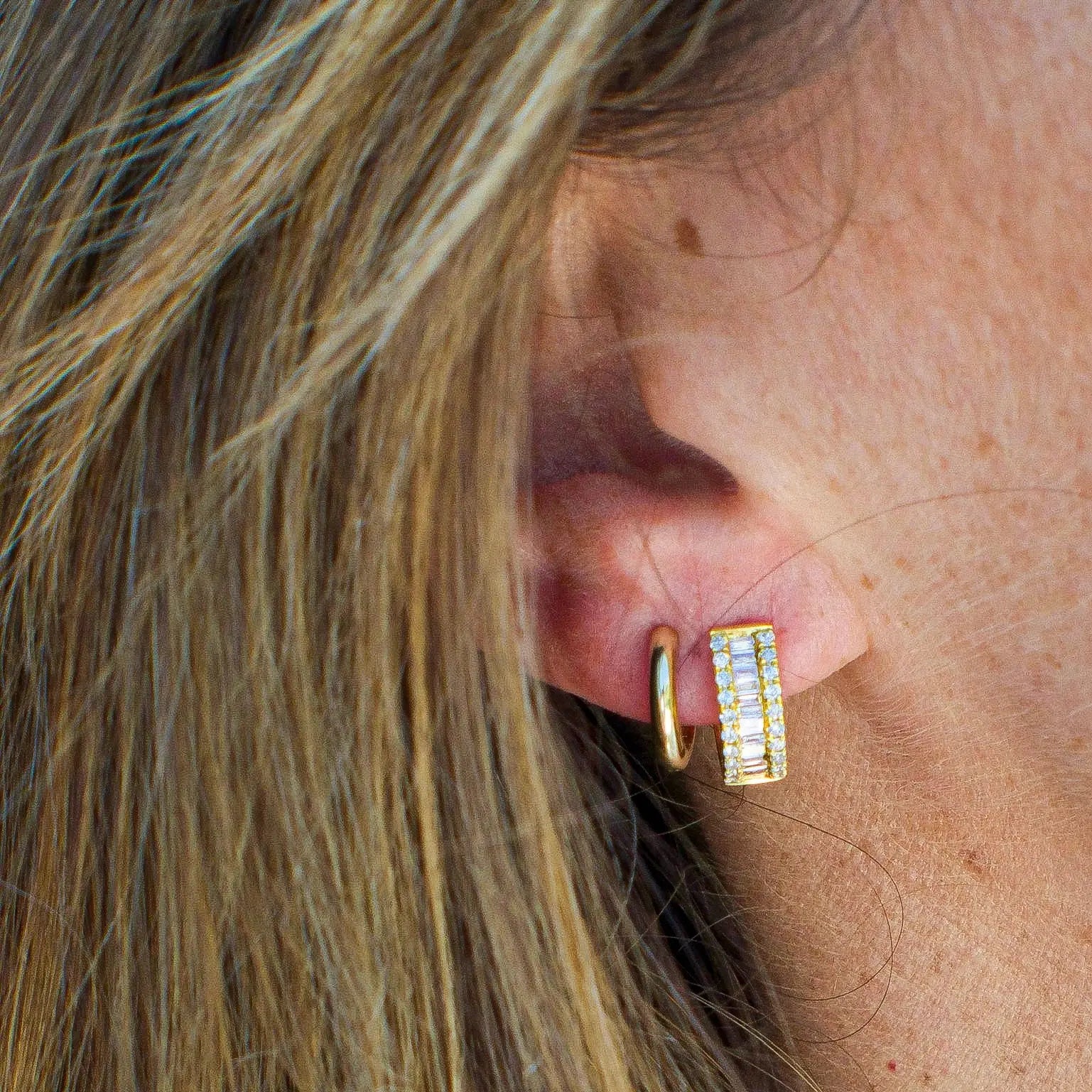 18K gold hoop earrings with baguette and pavé diamonds modern design