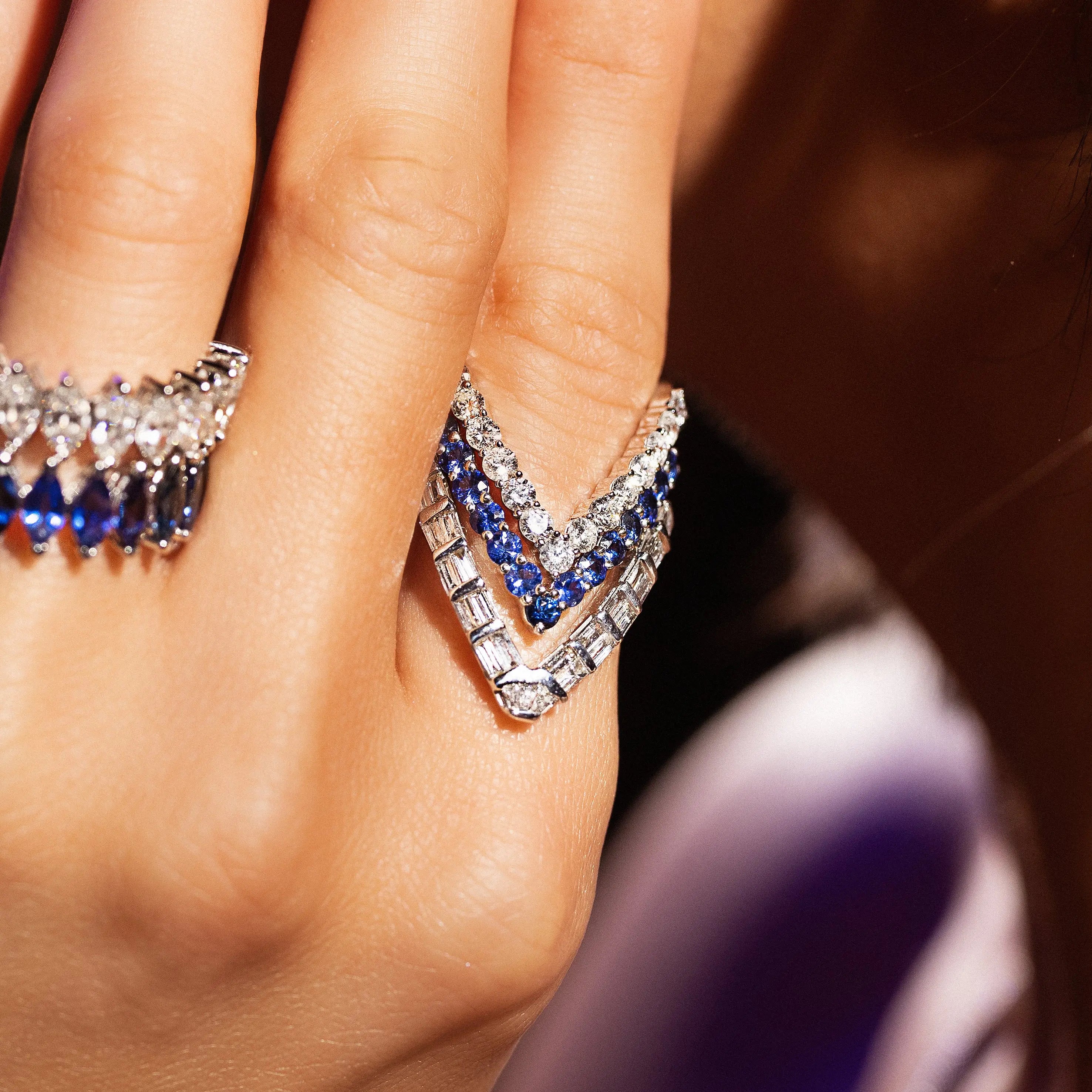 18K white gold V-shaped sapphire ring modern design