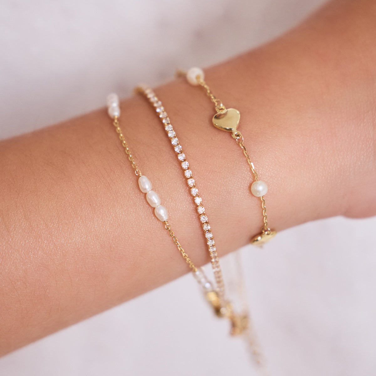 Natural Pearl and Heart Motif Chain Bracelet in 14K Yellow Gold | JJ Jewelry Miami