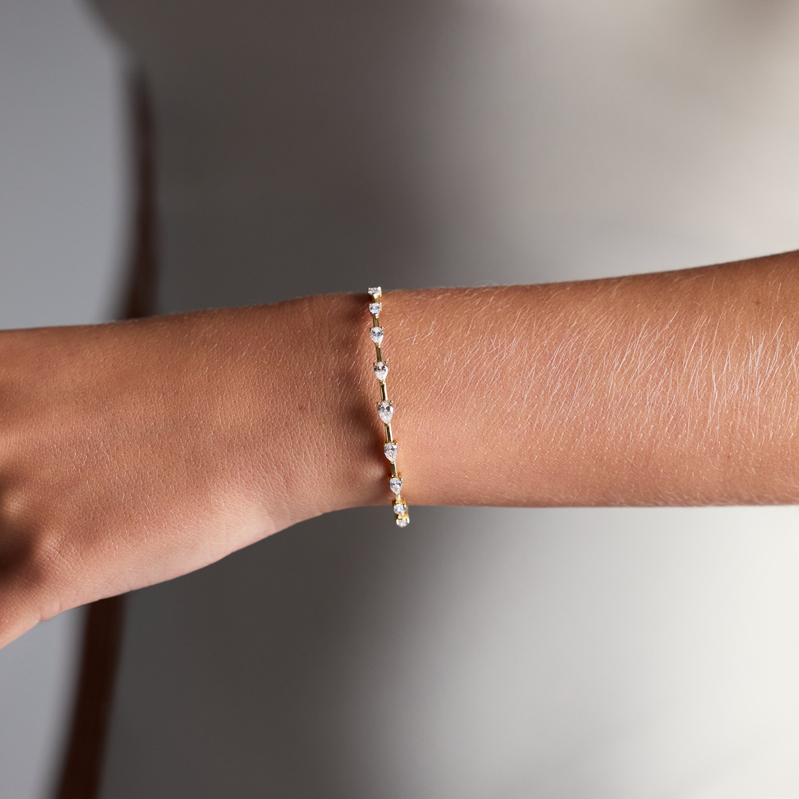 18K yellow gold flexible bangle with pear-cut diamonds