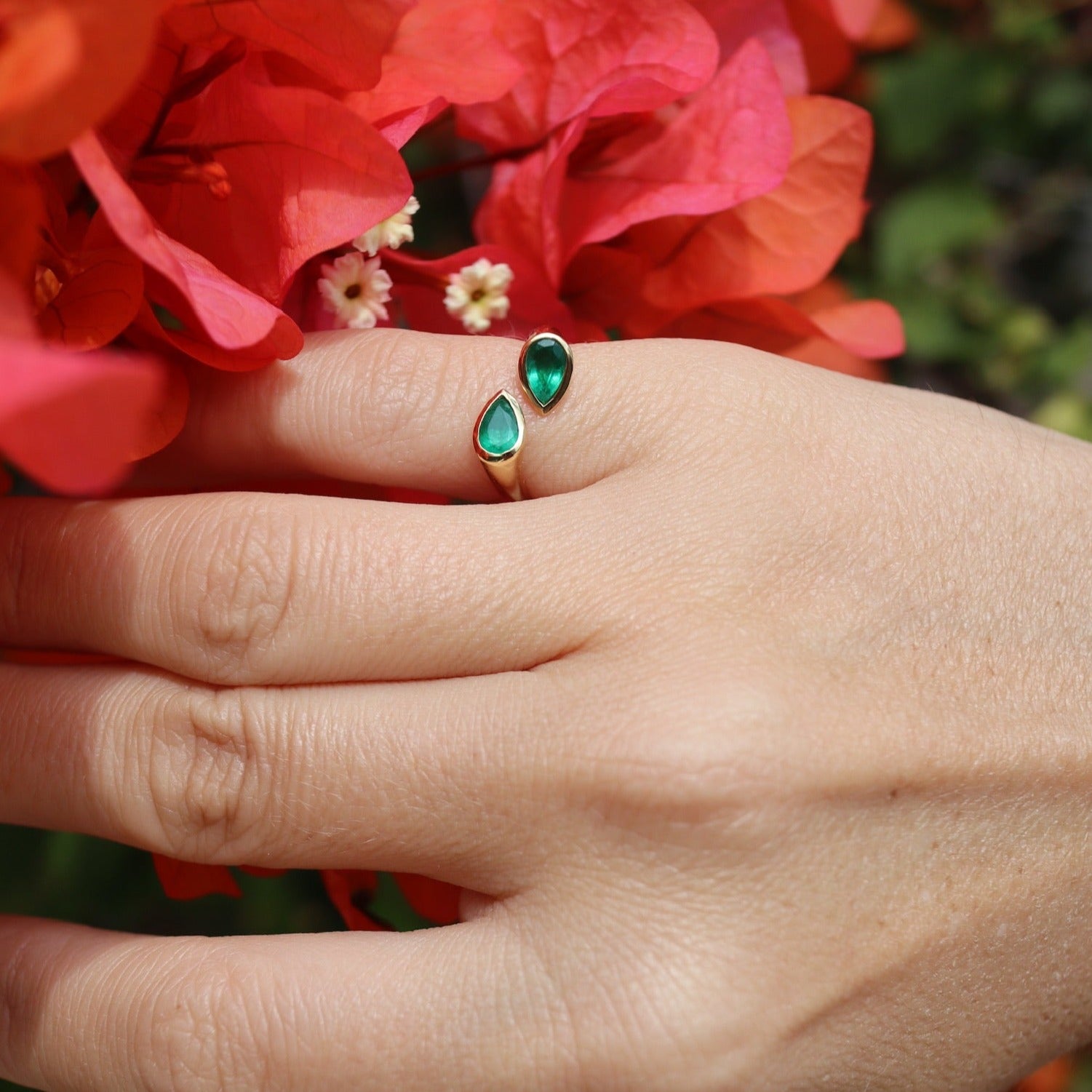 Emerald stone hot sale finger ring